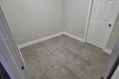 Снять в аренду виллу или дом в Тамарак, Флорида 3 спальни, 134.24м2, № 1954863 - фото 5