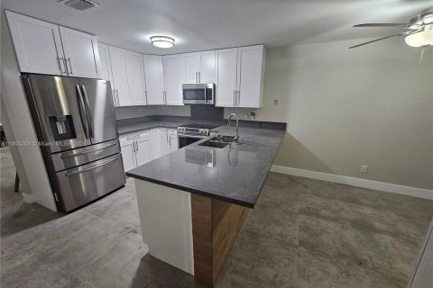 Снять в аренду виллу или дом в Тамарак, Флорида 3 спальни, 134.24м2, № 1954863 - фото 12