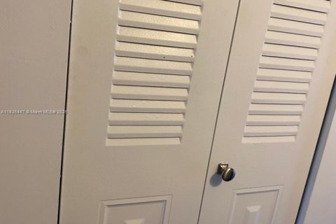 Condo in Pembroke Pines, Florida, 1 bedroom  № 1794769 - photo 16