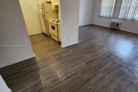 Condo in Pembroke Pines, Florida, 1 bedroom  № 1794769 - photo 15