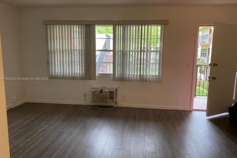 Condo in Pembroke Pines, Florida, 1 bedroom  № 1794769 - photo 10