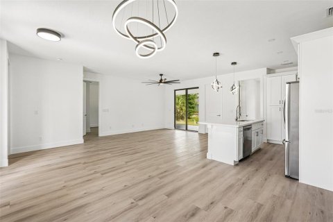 House in Port Charlotte, Florida 3 bedrooms, 154.22 sq.m. № 2116700 - photo 8