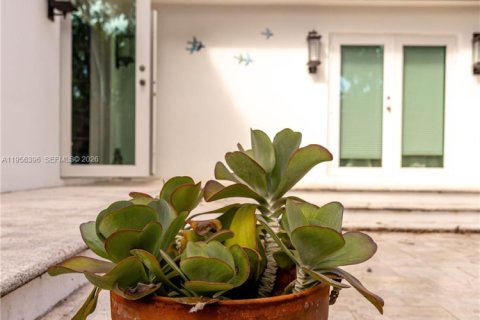 House in Surfside, Florida 3 bedrooms, 157.28 sq.m. № 2012052 - photo 22