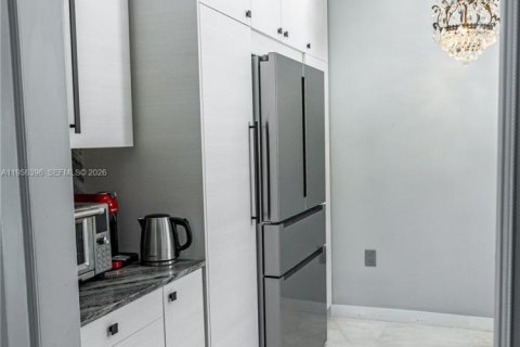 House in Surfside, Florida 3 bedrooms, 157.28 sq.m. № 2012052 - photo 15