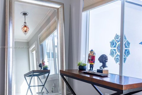 House in Surfside, Florida 3 bedrooms, 157.28 sq.m. № 2012052 - photo 7