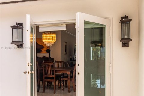 House in Surfside, Florida 3 bedrooms, 157.28 sq.m. № 2012052 - photo 21