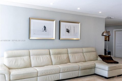 House in Surfside, Florida 3 bedrooms, 157.28 sq.m. № 2012052 - photo 4