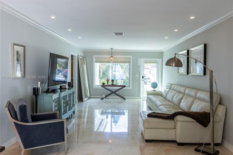 House in Surfside, Florida 3 bedrooms, 157.28 sq.m. № 2012052 - photo 3