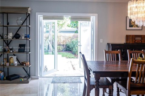 House in Surfside, Florida 3 bedrooms, 157.28 sq.m. № 2012052 - photo 8