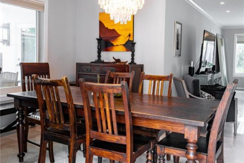 House in Surfside, Florida 3 bedrooms, 157.28 sq.m. № 2012052 - photo 9