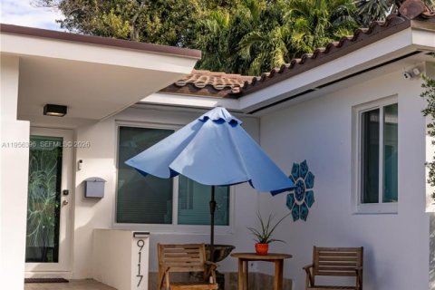 House in Surfside, Florida 3 bedrooms, 157.28 sq.m. № 2012052 - photo 2