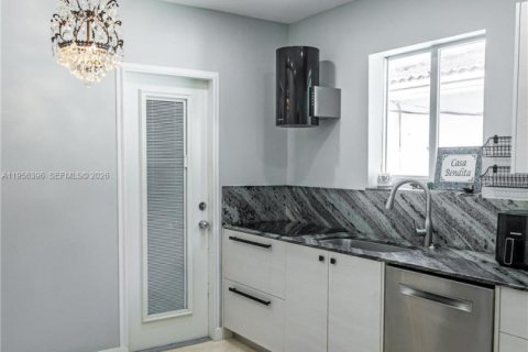 House in Surfside, Florida 3 bedrooms, 157.28 sq.m. № 2012052 - photo 11