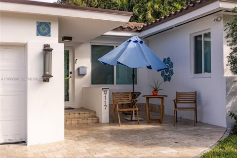 House in Surfside, Florida 3 bedrooms, 157.28 sq.m. № 2012052