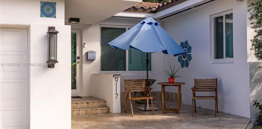 House in Surfside, Florida 3 bedrooms, 157.28 sq.m. № 2012052