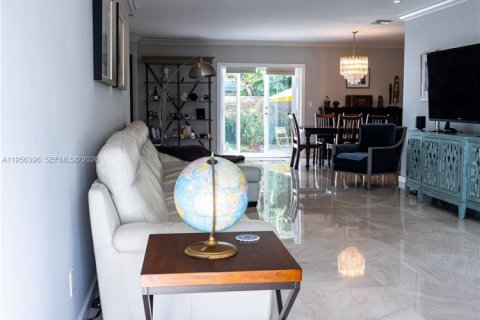 House in Surfside, Florida 3 bedrooms, 157.28 sq.m. № 2012052 - photo 13