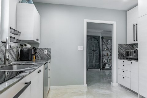 House in Surfside, Florida 3 bedrooms, 157.28 sq.m. № 2012052 - photo 14