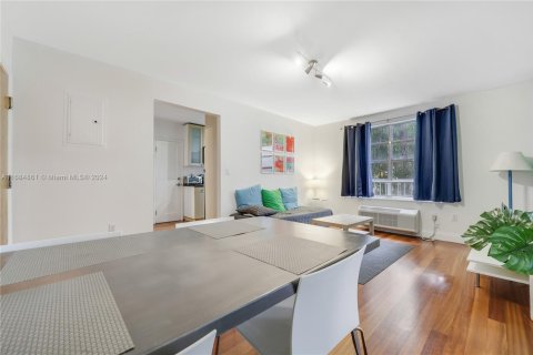 Condominio en venta en Miami Beach, Florida, 1 dormitorio, 58.25 m2 № 1965642 - foto 3