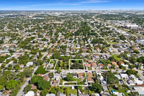 House in Hollywood, Florida 2 bedrooms, 85.75 sq.m. № 2013493 - photo 13