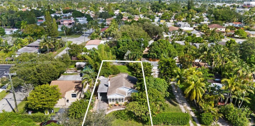 House in Hollywood, Florida 2 bedrooms, 85.75 sq.m. № 2013493