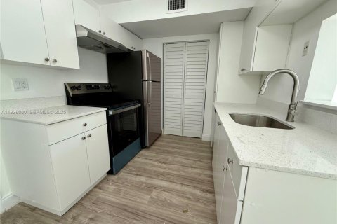 Снять в аренду кондоминиум в Санрайз, Флорида 2 спальни, 67.91м2, № 1988268 - фото 1