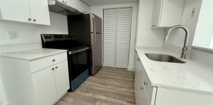 Кондоминиум с 2 спальнями в Санрайз, Флорида № 1988268