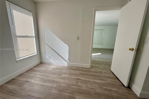 Снять в аренду кондоминиум в Санрайз, Флорида 2 спальни, 67.91м2, № 1988268 - фото 4