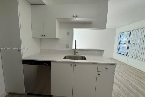 Снять в аренду кондоминиум в Санрайз, Флорида 2 спальни, 67.91м2, № 1988268 - фото 11