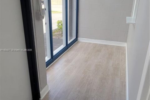 Commercial property in Miami, Florida № 1963315 - photo 3