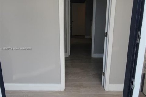 Commercial property in Miami, Florida № 1963315 - photo 7