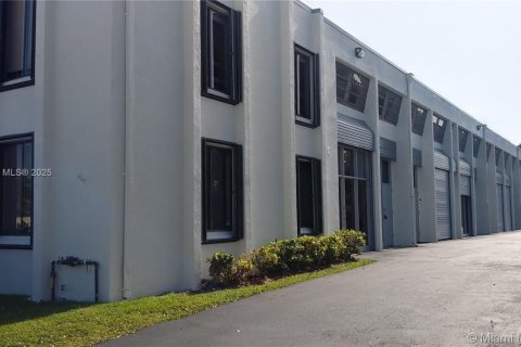 Commercial property in Miami, Florida № 1963315 - photo 2
