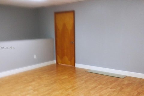 Commercial property in Miami, Florida № 1963315 - photo 11