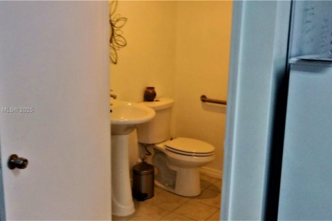 Commercial property in Miami, Florida № 1963315 - photo 17