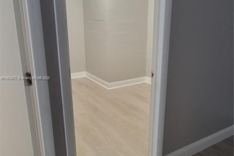 Commercial property in Miami, Florida № 1963315 - photo 9