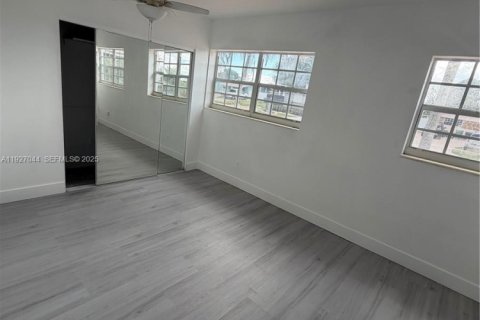 Villa ou maison à vendre à Miami, Floride: 4 chambres, 160.91 m2 № 1987359 - photo 10