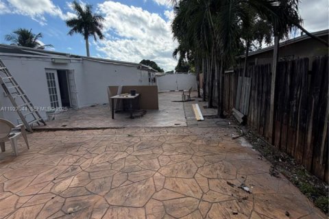 Villa ou maison à vendre à Miami, Floride: 4 chambres, 160.91 m2 № 1987359 - photo 16