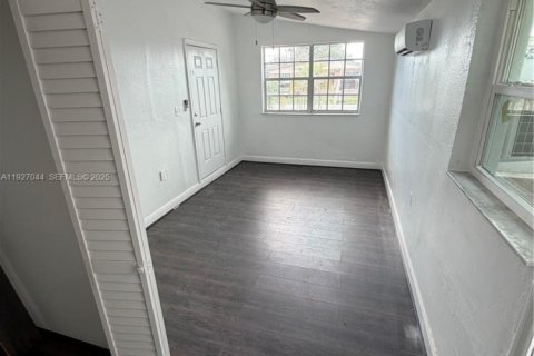 Villa ou maison à vendre à Miami, Floride: 4 chambres, 160.91 m2 № 1987359 - photo 5