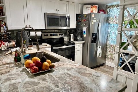Condo in New Port Richey, Florida, 2 bedrooms № 2149619 - photo 4