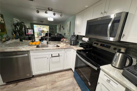 Condo in New Port Richey, Florida, 2 bedrooms № 2149619 - photo 5