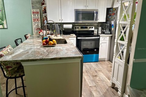 Condo in New Port Richey, Florida, 2 bedrooms № 2149619 - photo 3