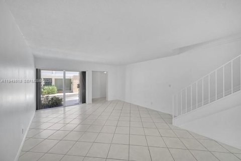 Townhouse in Lauderdale-by-the-Sea, Florida 2 bedrooms, 139.35 sq.m. № 2005558 - photo 10