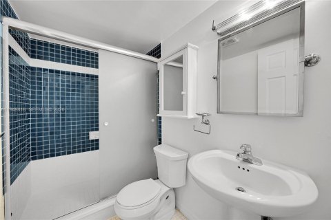 Townhouse in Lauderdale-by-the-Sea, Florida 2 bedrooms, 139.35 sq.m. № 2005558 - photo 17