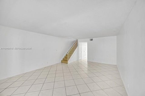 Townhouse in Lauderdale-by-the-Sea, Florida 2 bedrooms, 139.35 sq.m. № 2005558 - photo 15