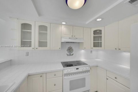 Townhouse in Lauderdale-by-the-Sea, Florida 2 bedrooms, 139.35 sq.m. № 2005558 - photo 7