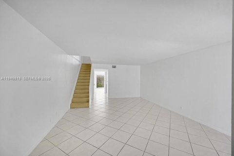 Townhouse in Lauderdale-by-the-Sea, Florida 2 bedrooms, 139.35 sq.m. № 2005558 - photo 13