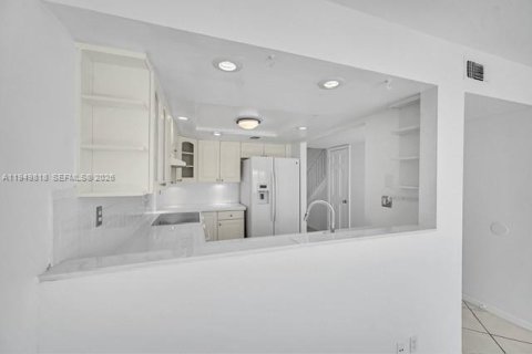 Townhouse in Lauderdale-by-the-Sea, Florida 2 bedrooms, 139.35 sq.m. № 2005558 - photo 9