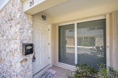 Townhouse in Lauderdale-by-the-Sea, Florida 2 bedrooms, 139.35 sq.m. № 2005558 - photo 3