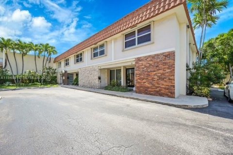 Townhouse in Lauderdale-by-the-Sea, Florida 2 bedrooms, 139.35 sq.m. № 2005558 - photo 2