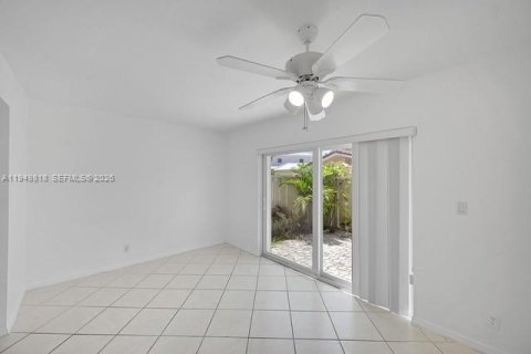 Townhouse in Lauderdale-by-the-Sea, Florida 2 bedrooms, 139.35 sq.m. № 2005558 - photo 11