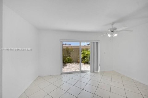 Townhouse in Lauderdale-by-the-Sea, Florida 2 bedrooms, 139.35 sq.m. № 2005558 - photo 12