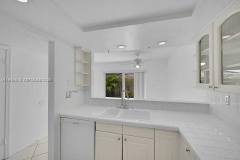 Townhouse in Lauderdale-by-the-Sea, Florida 2 bedrooms, 139.35 sq.m. № 2005558 - photo 8